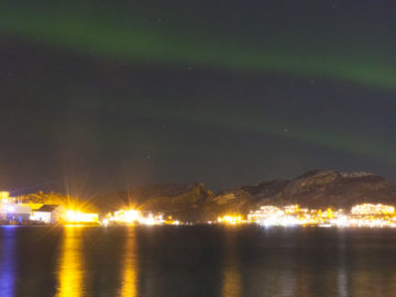 Polarlicht über dem Hafen von Bodø im Winter