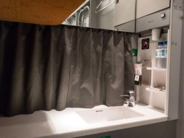 Waschbecken unter dem Fenster im Schlafwagen-Abteil im norwegischen Nachtzug