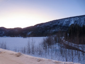 Saltdalsfjord an der Nordlandsbanen von Trondheim nach Bodø im Winter