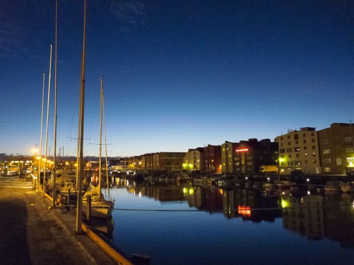 Hafenszene am Morgen an der Nidelva in Trondheim