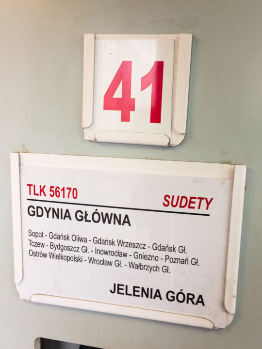 Zuglaufschild im Nachtzug Sudety von Gdynia nach Jelenia Gora