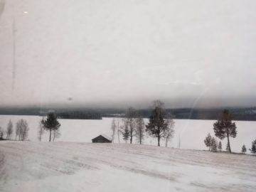 Bahnfahrt nach Åre Winterlandschaft Schnee See